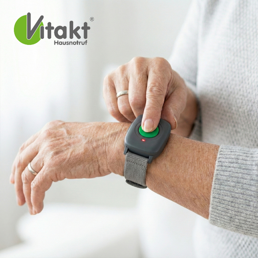 chwalm Care – ergänzende Leistungen - Hand drückt den Knopf eines Hausnotruf-Armbands am Handgelenk